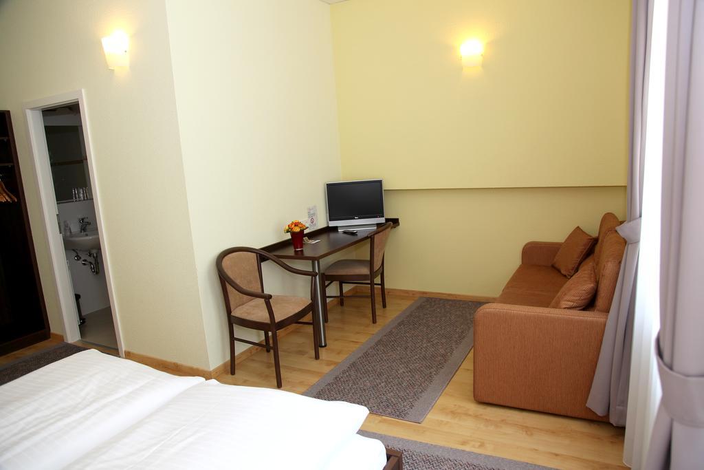 Hotel Am Charlottenplatz Esslingen am Neckar Room photo